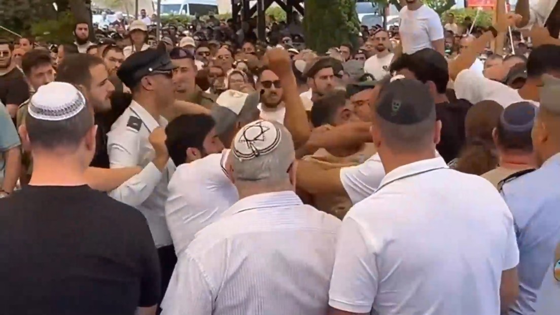 Vuelan puñetazos durante el discurso de un ministro israelí en una ceremonia conmemorativa