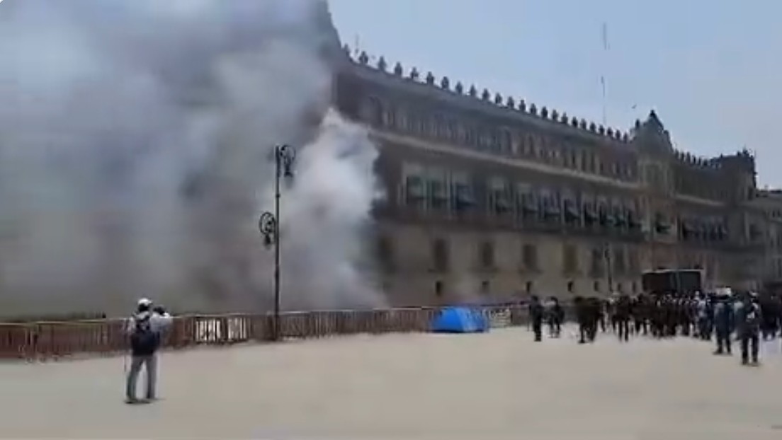 Lanzan petardos al Palacio Nacional de México