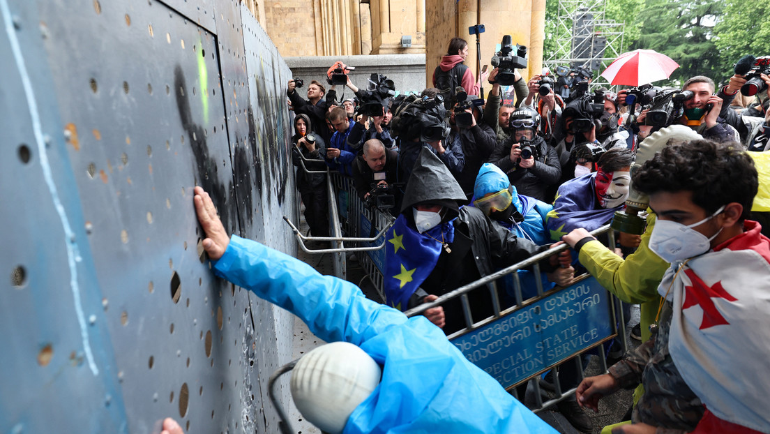 Manifestantes intentan irrumpir en el Parlamento de Georgia 