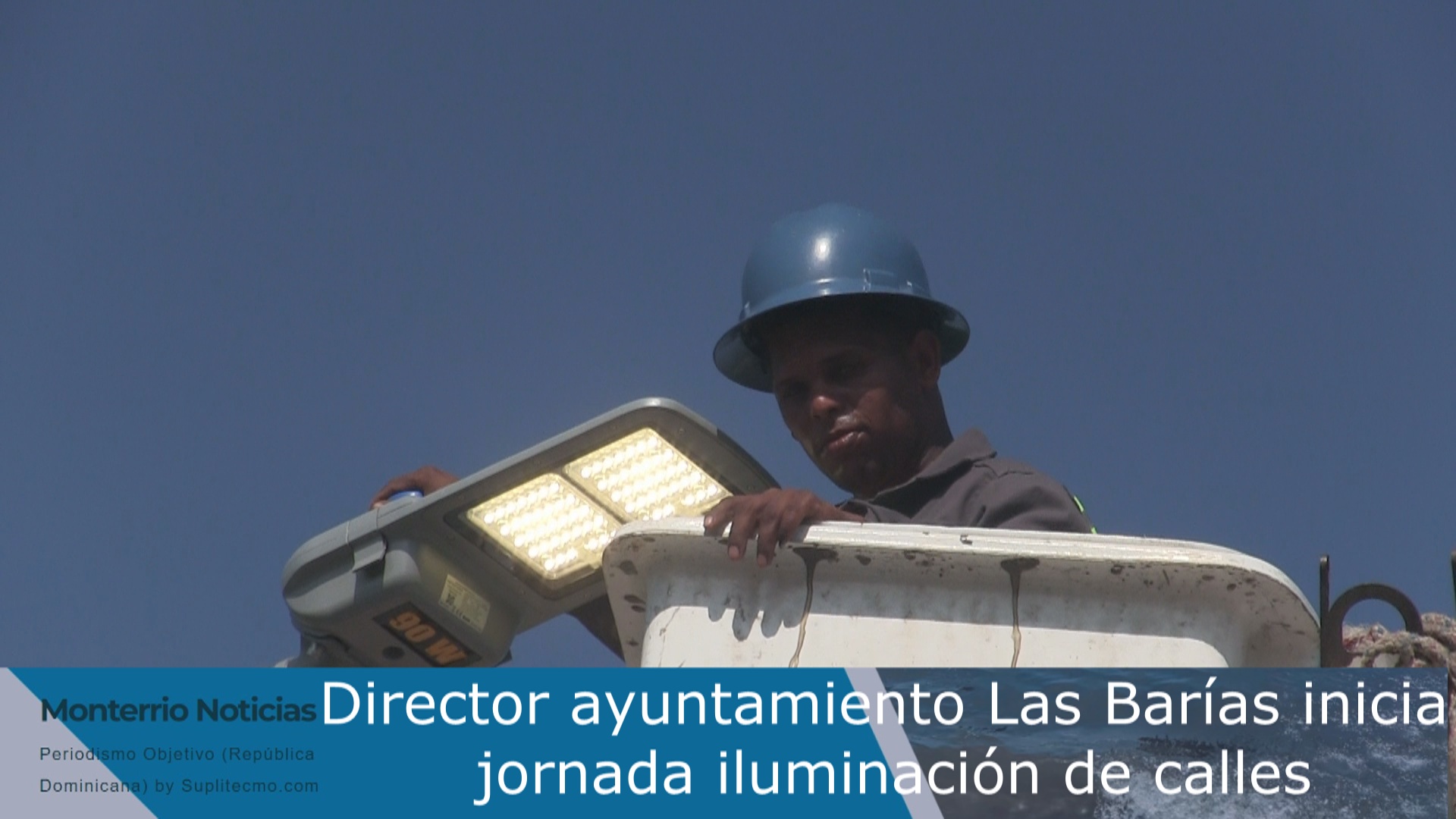 Director ayuntamiento Las Barías inicia jornada iluminación de calles