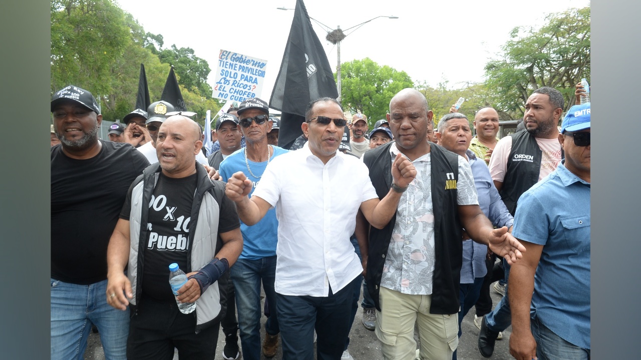 Choferes y transportistas se movilizaron hoy en el Cibao por el Día de los Trabajadores exigiendo reivindicaciones