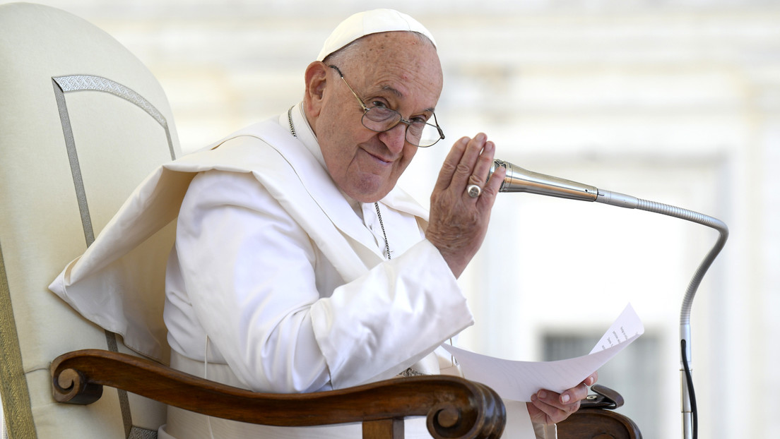 Den sermones breves o “las personas se duermen”, dice el papa Francisco a los sacerdotes
