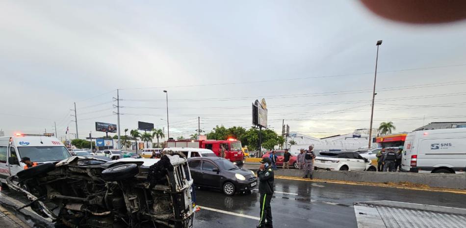 Se produce accidente de tránsito entre minibús y yipeta en avenida Kennedy próximo a Lope de Vega