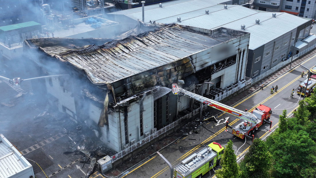 Fuerte incendio en una fábrica de baterías se cobra al menos 20 vidas