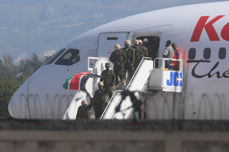 Llega a Haití primer contingente de policías kenianos para una misión de seguridad