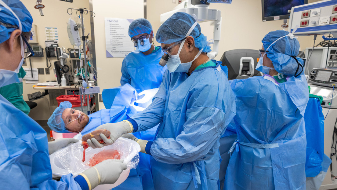 Joven recibe un trasplante de riñón mientras observa consciente la cirugía