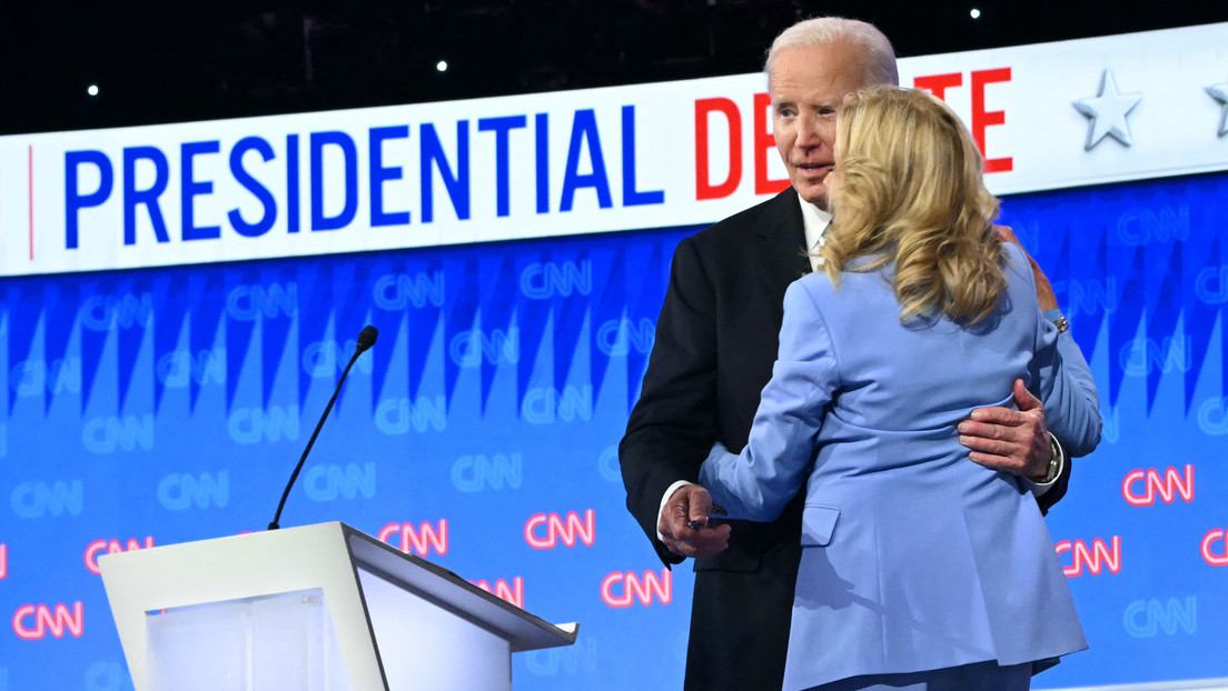 Biden tiene que ser asistido y guiado por su esposa tras el debate presidencial