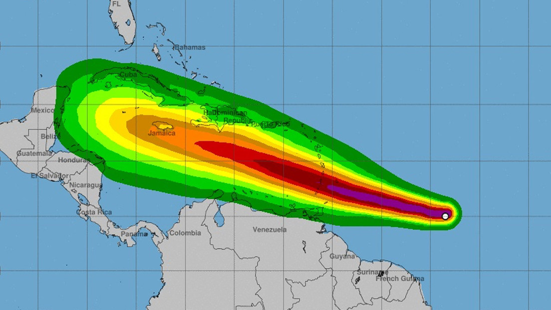 Un peligroso e inusual huracán se intensifica rápidamente a su paso por el Caribe