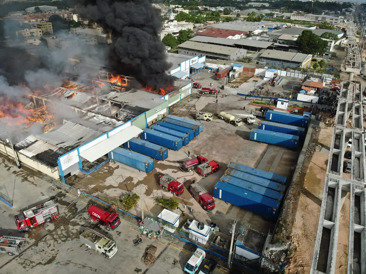 Sin pérdidas humanas controlan incendio en fábrica de textiles en la autopista Duarte