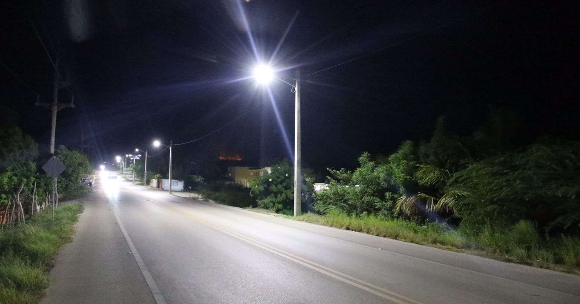 Edesur Dominicana instala 260 luminarias tipo led en Azua para mejorar la seguridad y el esparcimiento nocturno