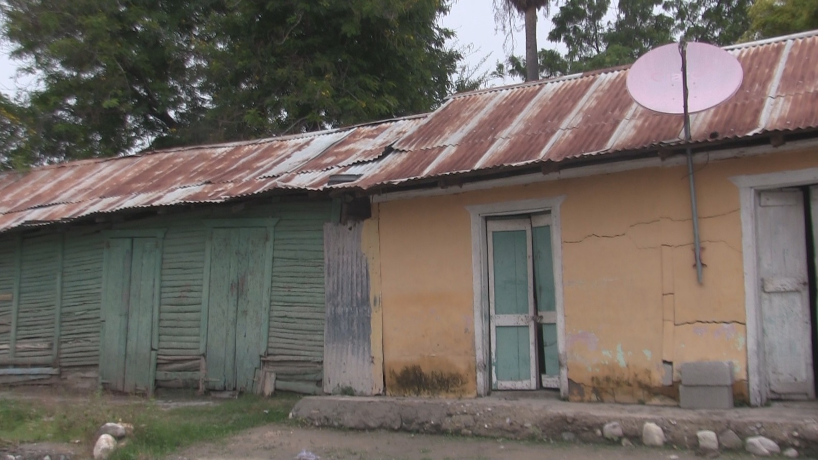 VIDEO: Habitantes en zona vulnerable en Azua se quedan en sus hogares a pesar de efectos de huracán