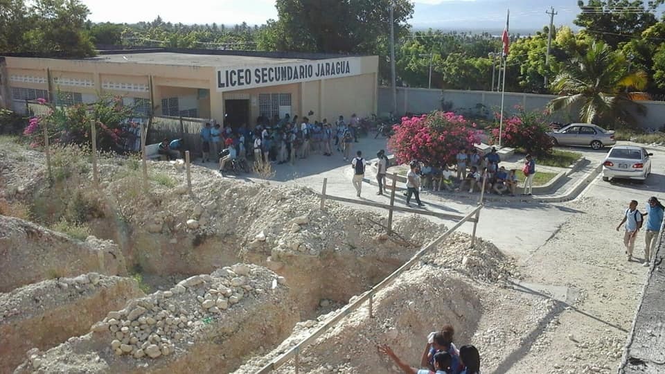 En Villa Jaragua, piden Obras Públicas intervenir entrada ciudad y el liceo
