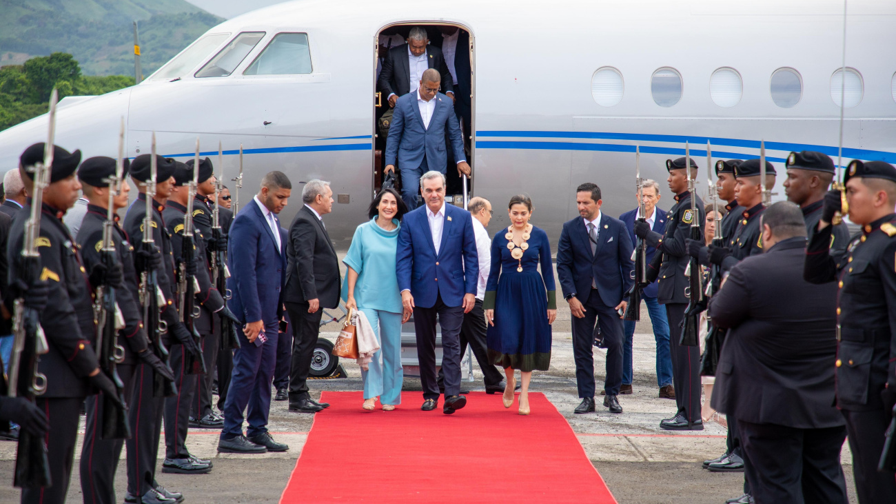 Presidente Abinader arriba a Panamá para la toma de posesión del mandatario electo, José Raúl Mulino