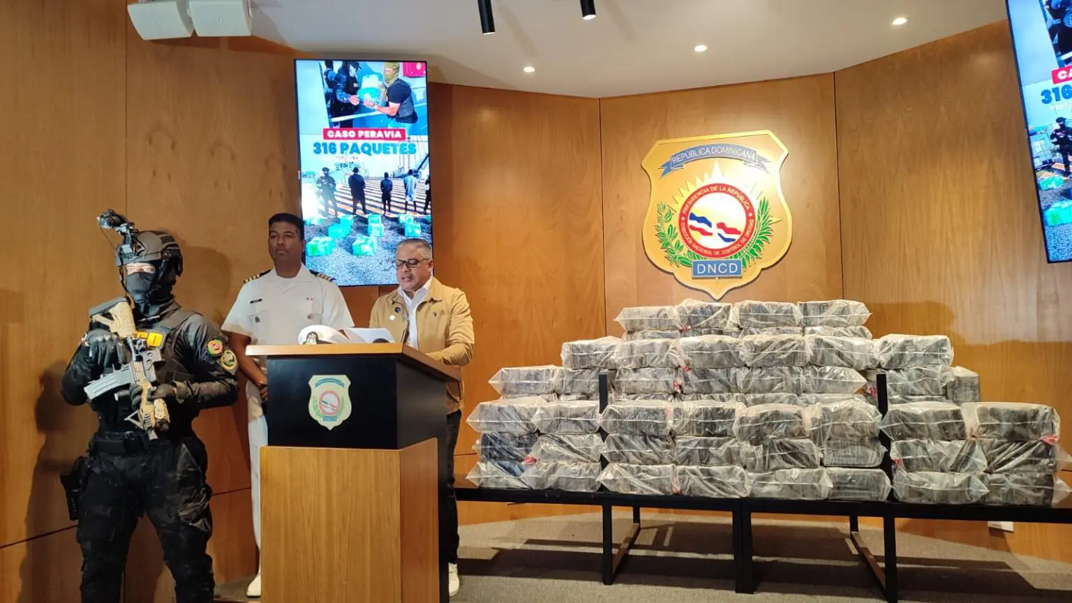 Intervienen lancha con 316 paquetes presumiblemente de cocaína en Peravia; tres personas arrestadas