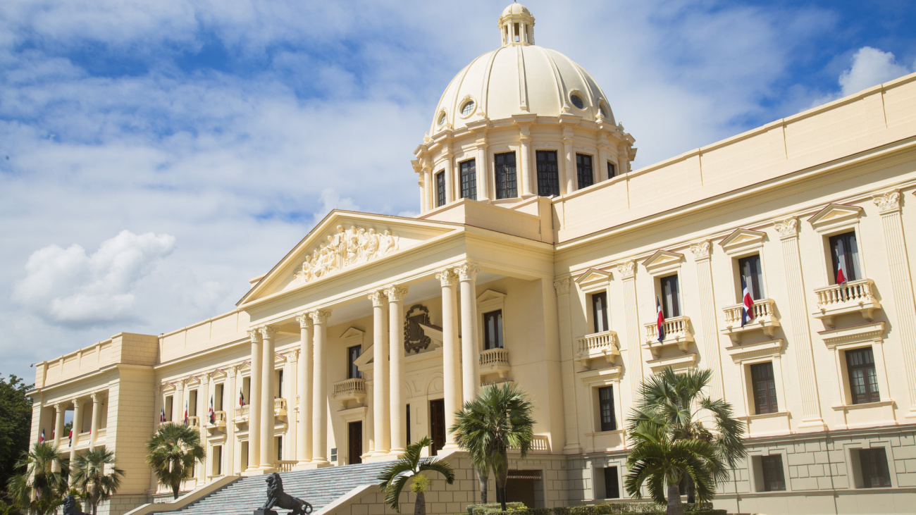 Presidente Abinader designa nuevos cónsules, embajadores y directora del Despacho Presidencial