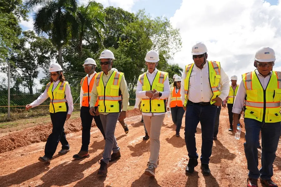 Ministro de Energía y Minas visita parque solar Mirasol de AES