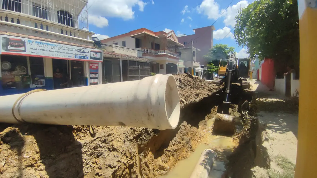 Autoridades supervisan ejecución de obras en SFM