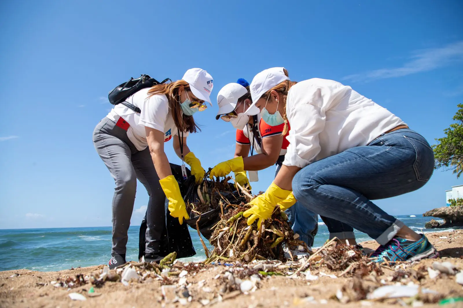 Voluntariado del Gabinete de Política Social recolecta más de 300 libras de basura en playa Los Pescadores