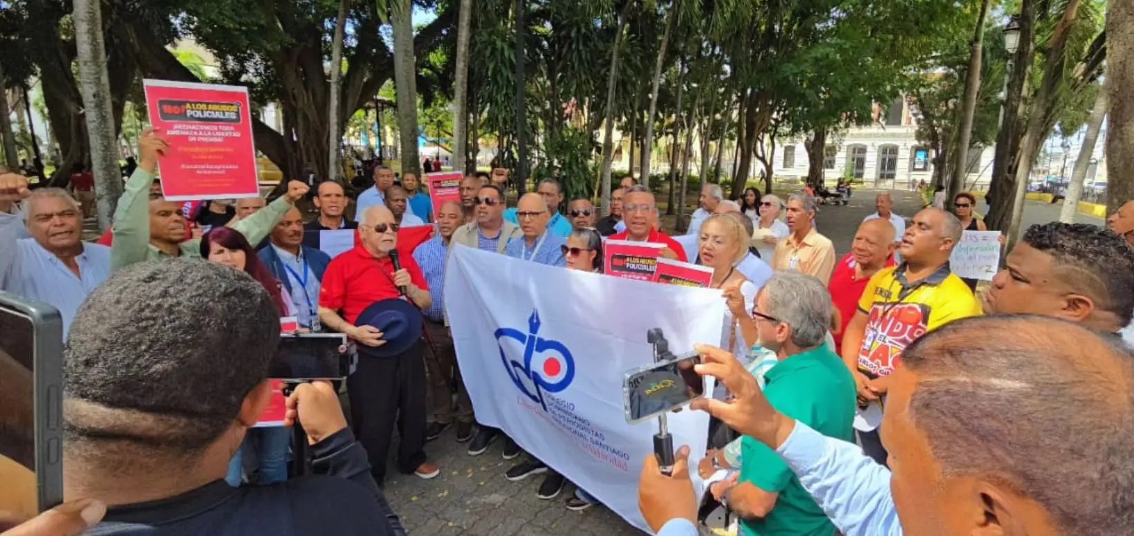 Periodistas y trabajadores de la prensa protestan en contra de atropellos policiales en Santiago