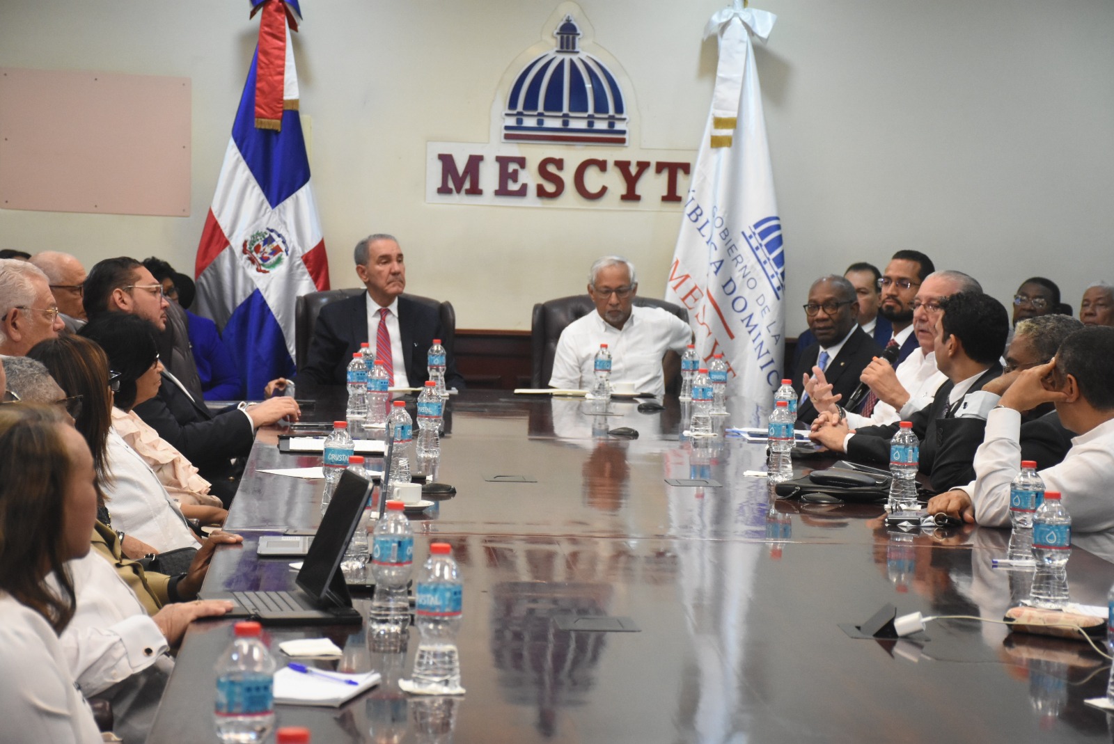 MESCyT y el MINERD abordan proceso fusión junto a rectores universitarios y personalidades del mundo académico dominicano