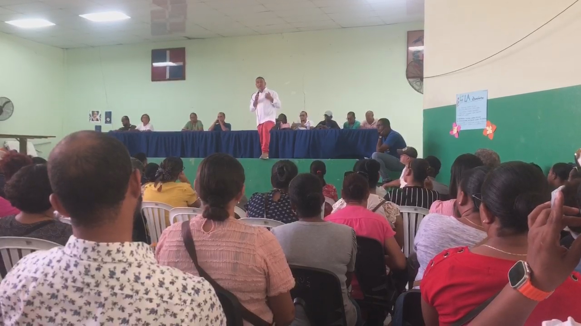 VIDEO: Docentes de la Seccional Azua no tendrán que pagar interinos cuando se enfermen; solo deberán presentar su Licencia Médica al Distrito Educativo