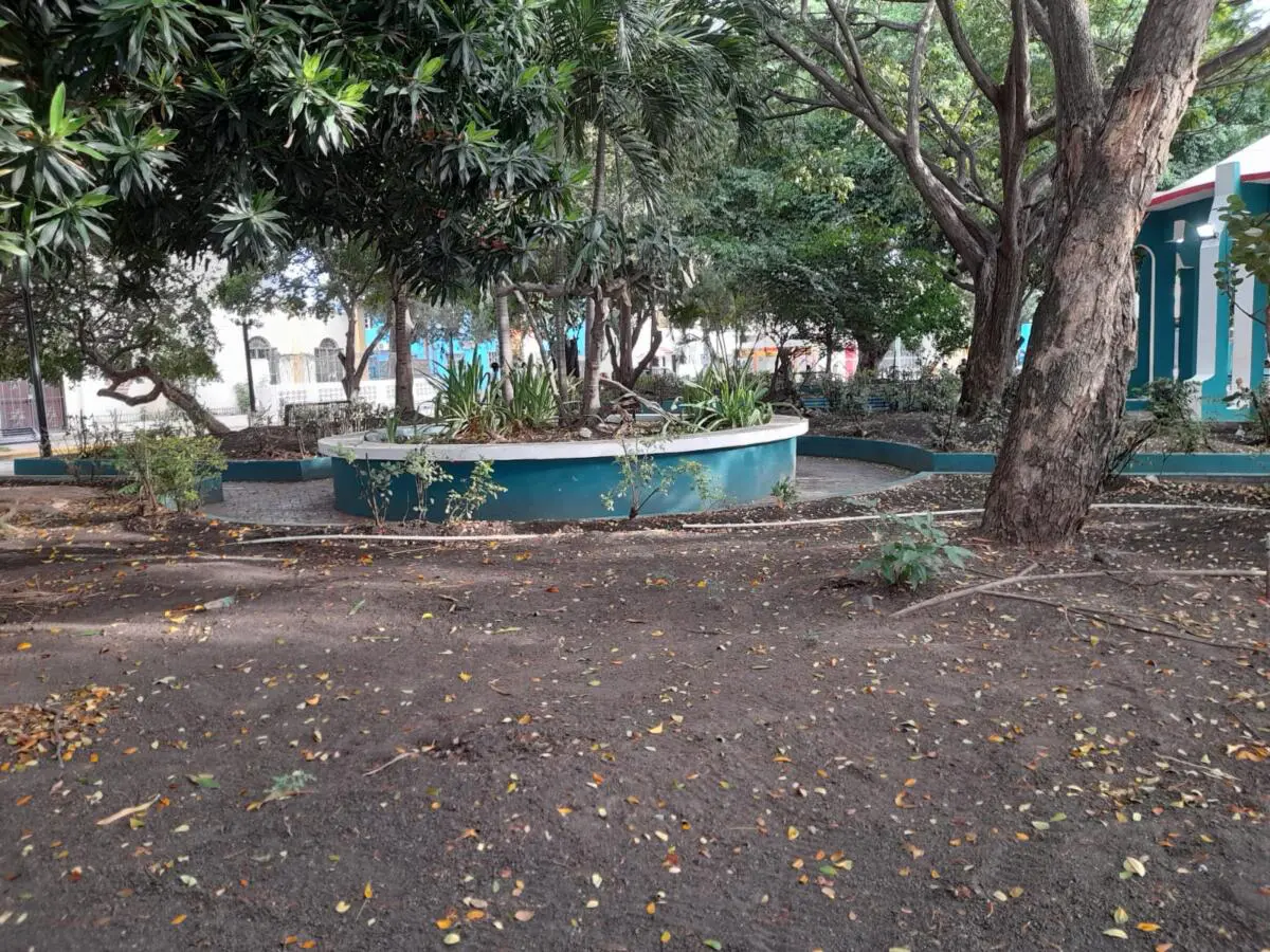 Comunitarios denuncian abandono de parque central de Vicente Noble en Barahona