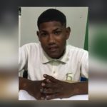 Joven limpiabotas de Azua sorprende con inspirador mensaje que circula en redes sociales