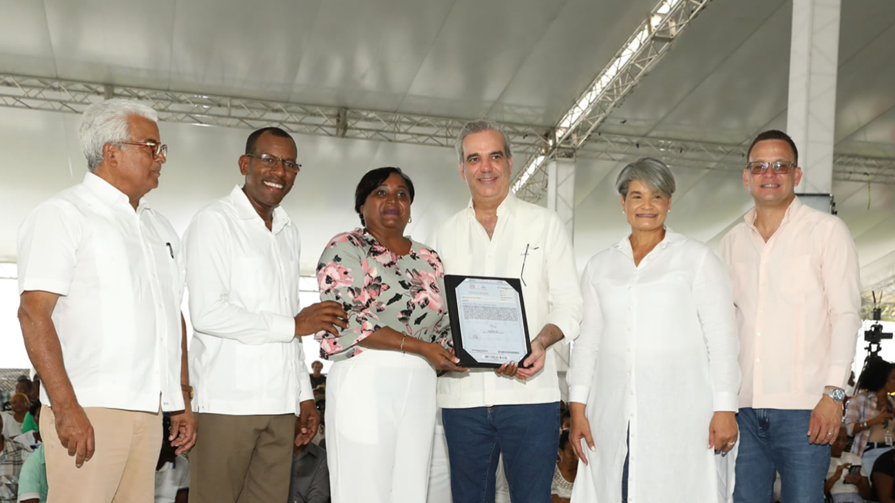 Presidente Abinader entrega 1,700 títulos de propiedad en Quisqueya, San Pedro de Macorís