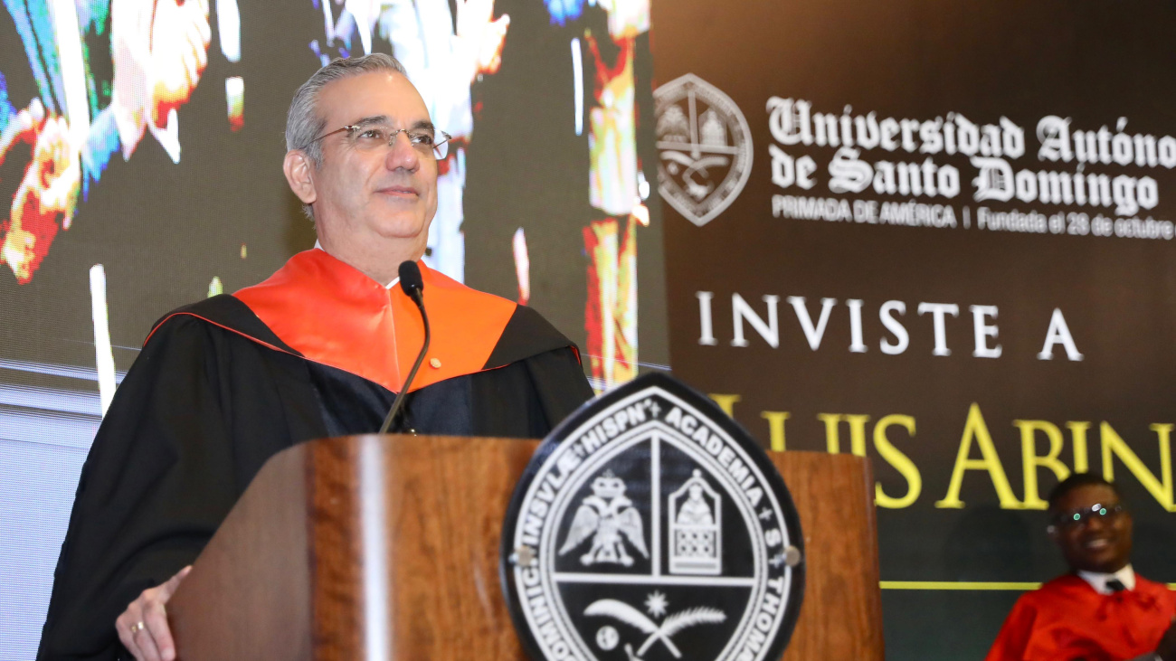 Presidente Abinader recibe doctorado “honoris causa” de la UASD