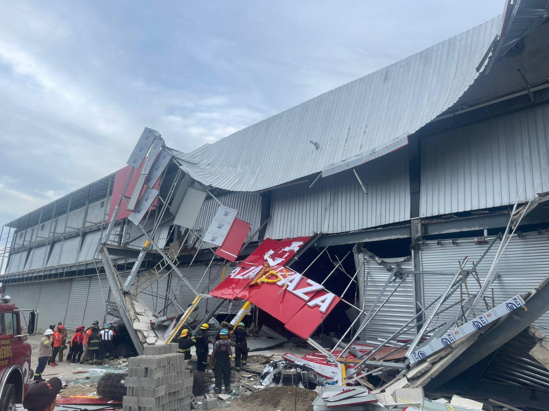 Colapso de plaza comercial en Santiago deja varios heridos