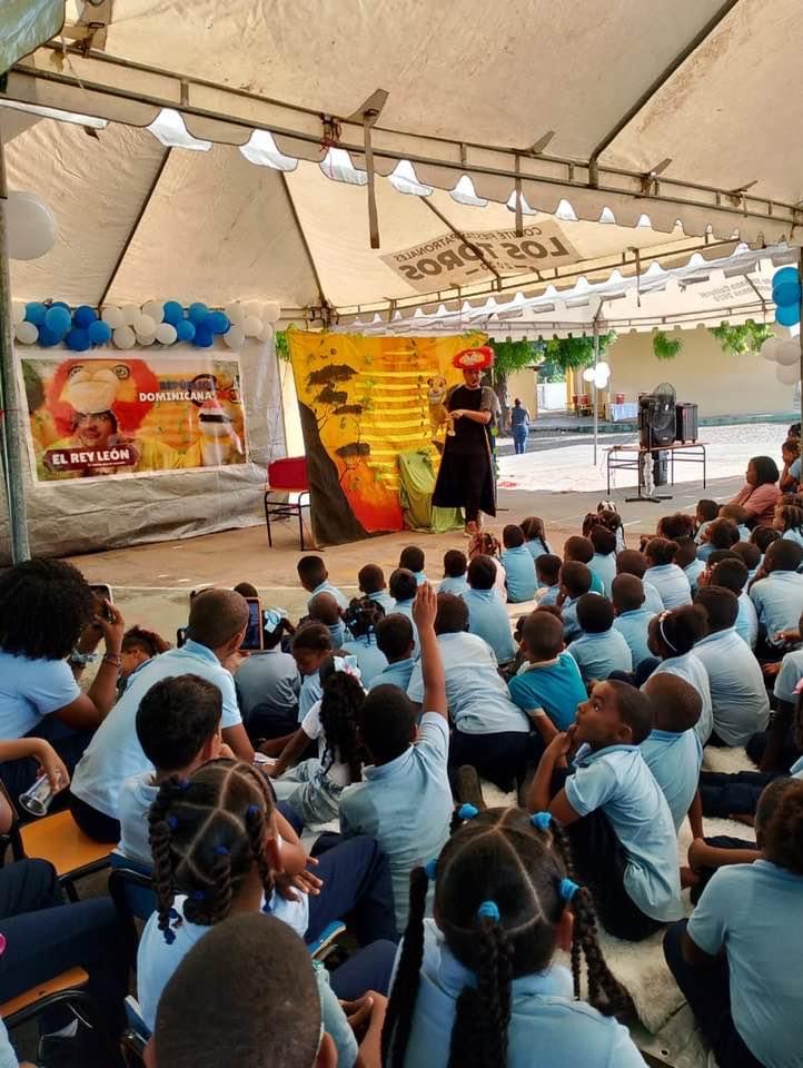 Azua: Estudiantes de Las Guanábanas disfrutan del programa “El Teatro va a tu escuela”