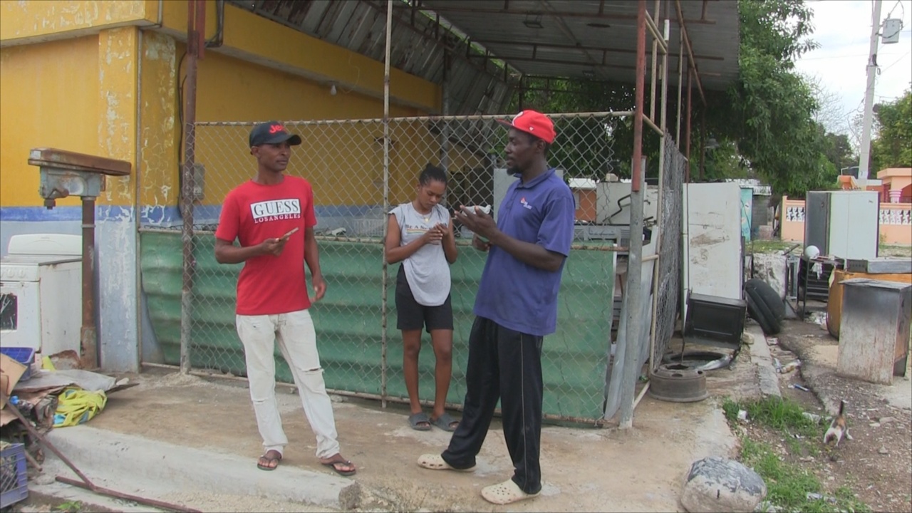 VIDEO: En Ganadero, Azua, denuncian excesos de abusos y “macuteo” contra nacionales haitianos por militares