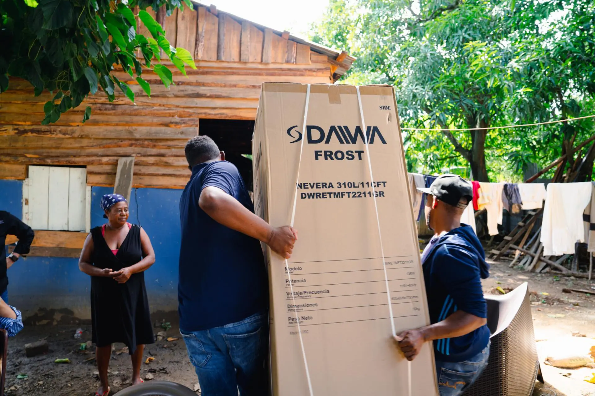 Gobierno entrega enseres del hogar a familias afectadas por inundaciones