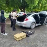 Detienen a dos hombres con 4 paquetes presumiblemente de marihuana en Barahona