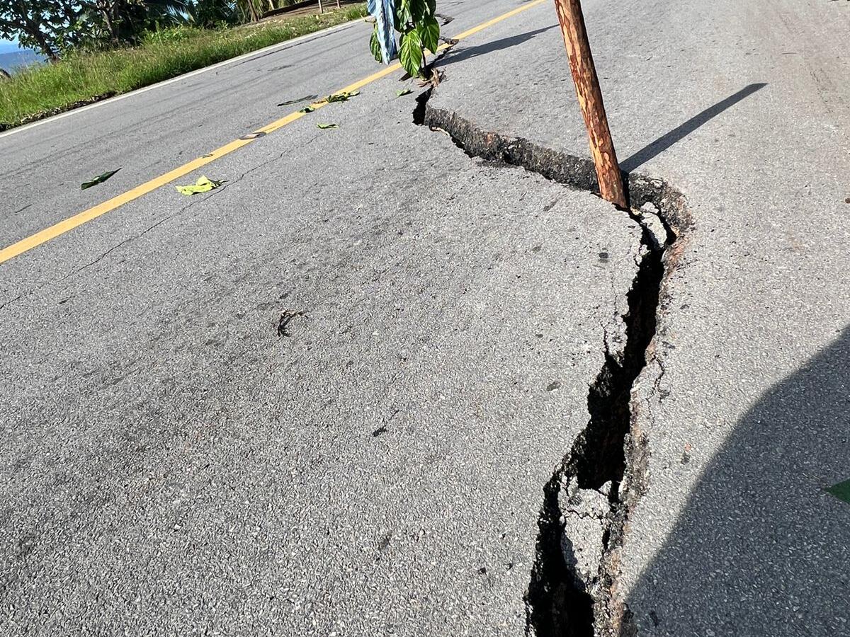 MOPC evalúa causas de las grietas en carretera Las Galeras-Samaná