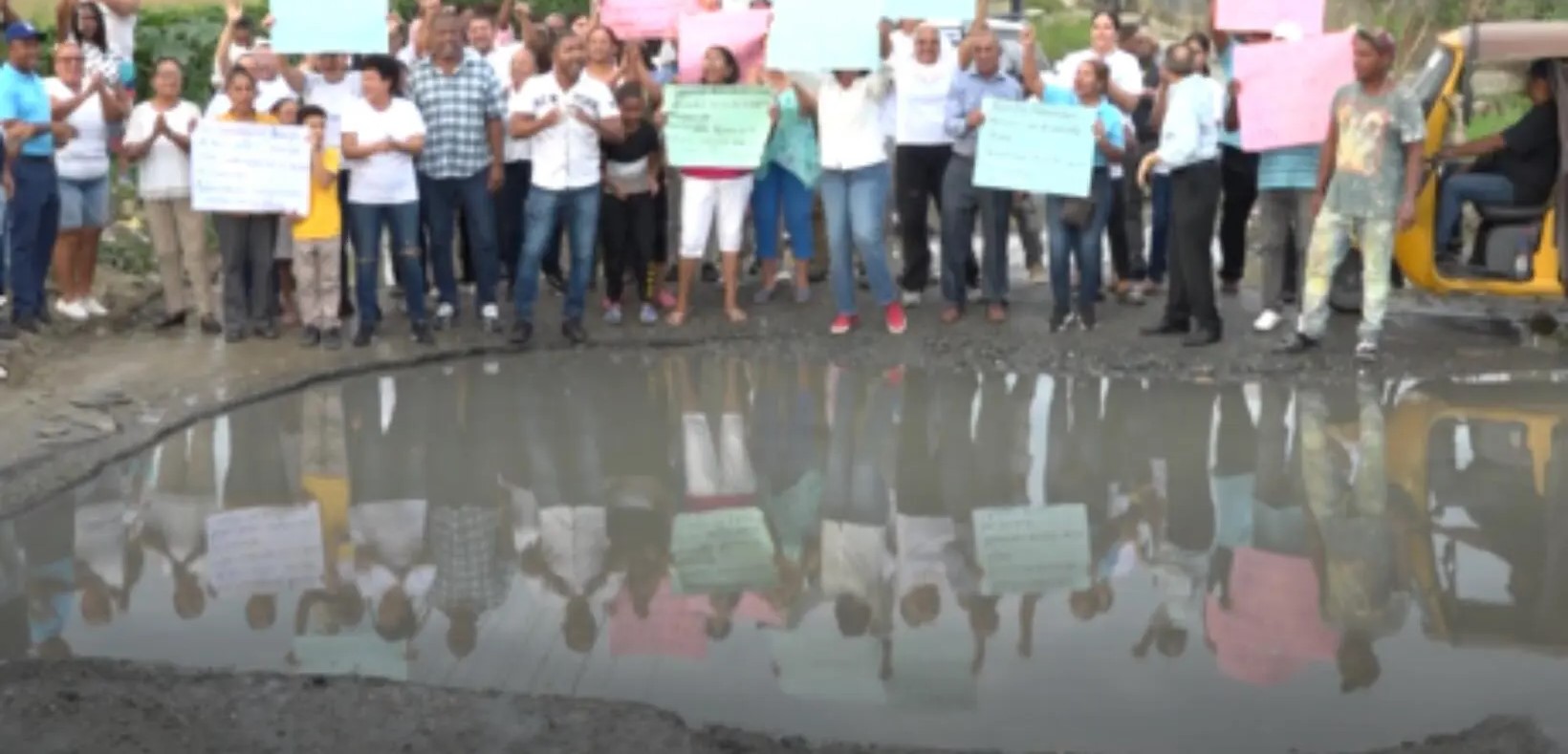 Residentes de Los Tocones de Santiago exigen intervención por el deplorable estado de sus calles