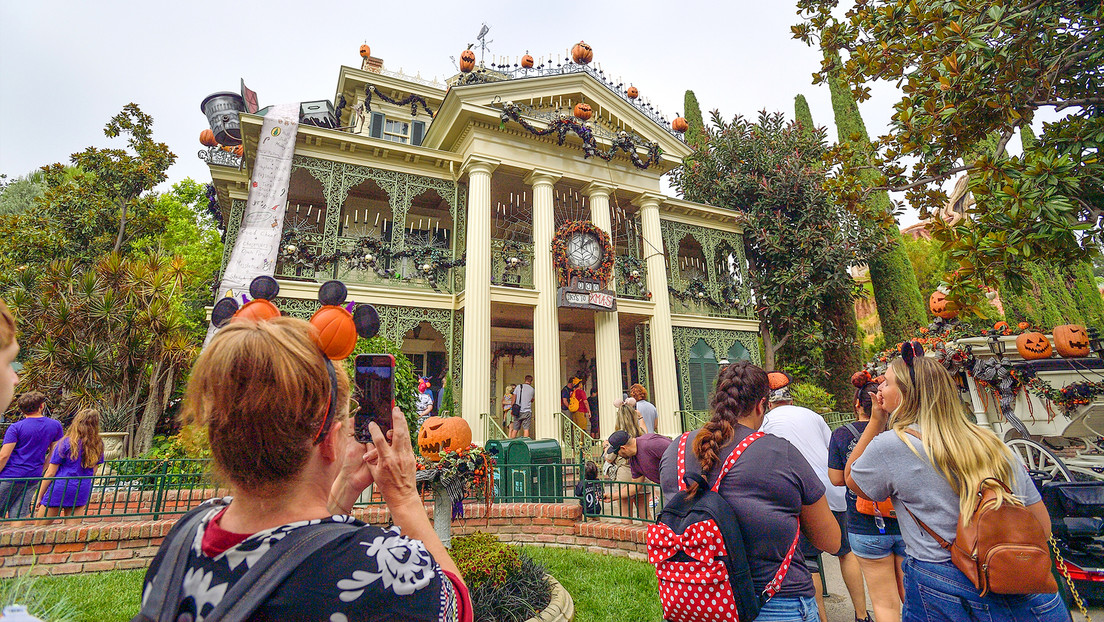 Mujer muere tras visitar una ‘mansión embrujada’ en un parque de Disney