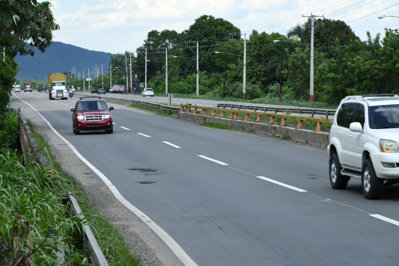 La Autopista Duarte, 50 hoyos entre Santo Domingo y Santiago complican su tránsito