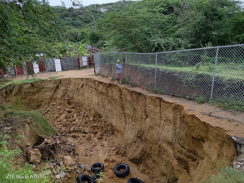 Socavón deja incomunicadas comunidades en zona sur Santiago