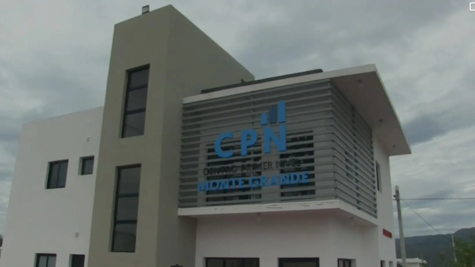 Denuncian centro de atención médica en construcción es usado como cabaña