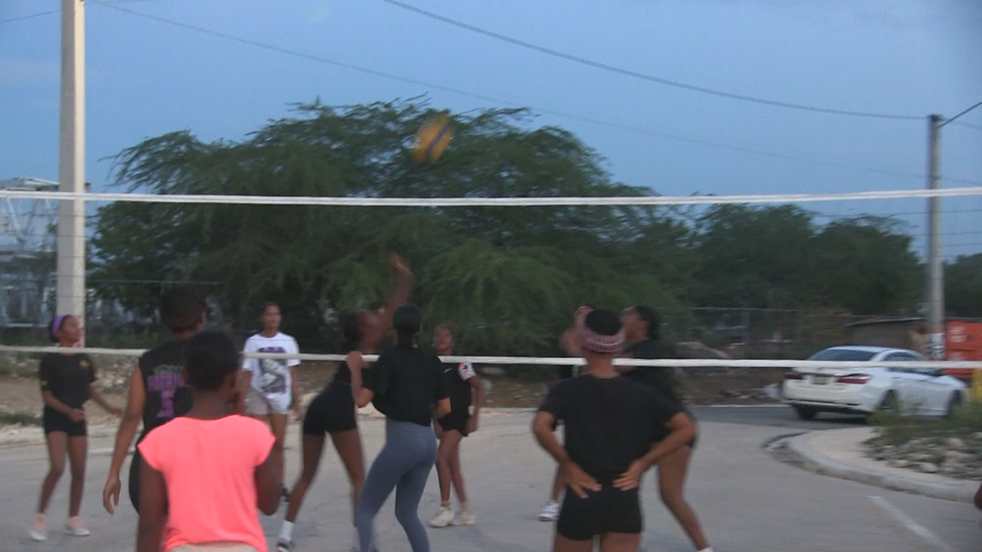 Adolescentes de Monte Grande en Azua exigen terminación de cancha de baloncesto para dejar de jugar voleibol en la calle