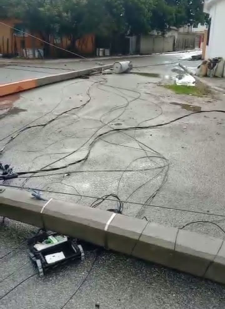 Cuatro postes del tendido eléctrico colapsan en Las Barías, Azua, y moradores temen tragedia