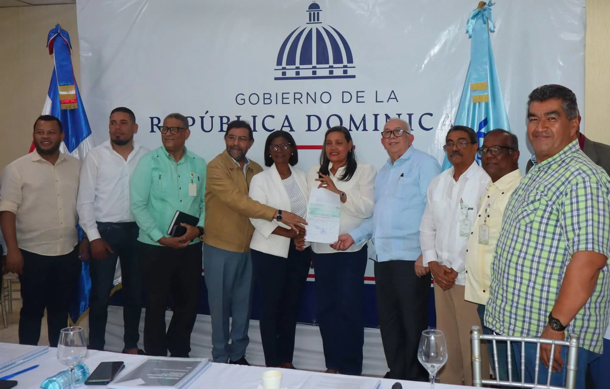 El Gobierno entrega RD$ 100 millones en apoyo a Productores y Agricultores de Azua