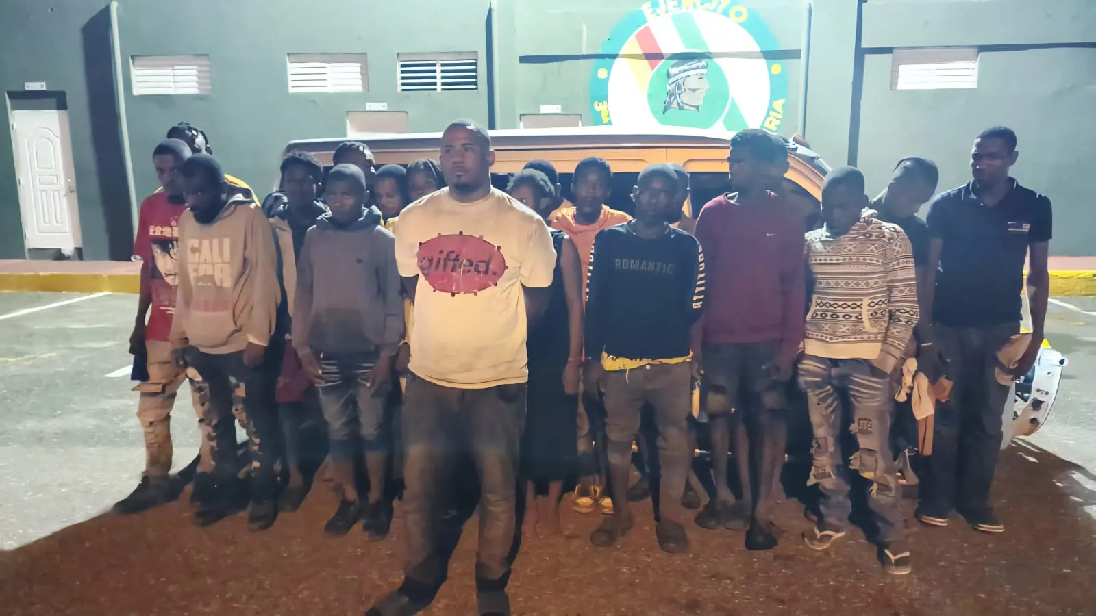 Detienen conductor de minibús con 19 haitianos indocumentados en SJM