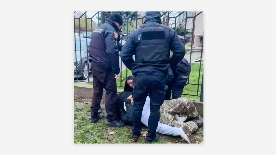 «¡No son la Policía, son las SS!»: Defienden a un mensajero de reclutadores y son rociados con gas lacrimógeno