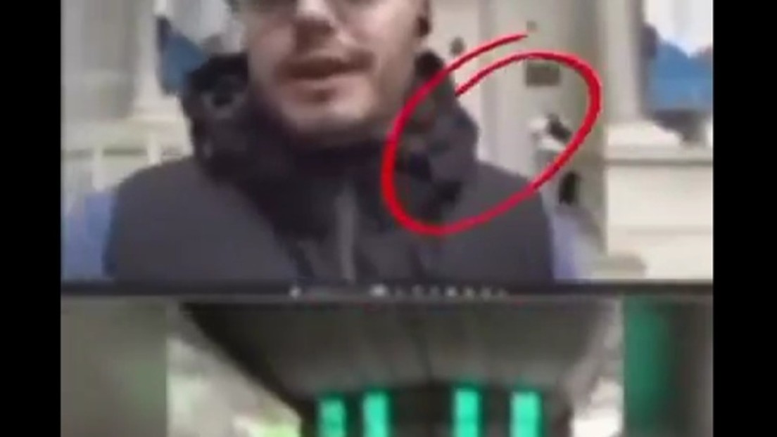 Periodista sufre un insólito robo en vivo y todo queda grabado