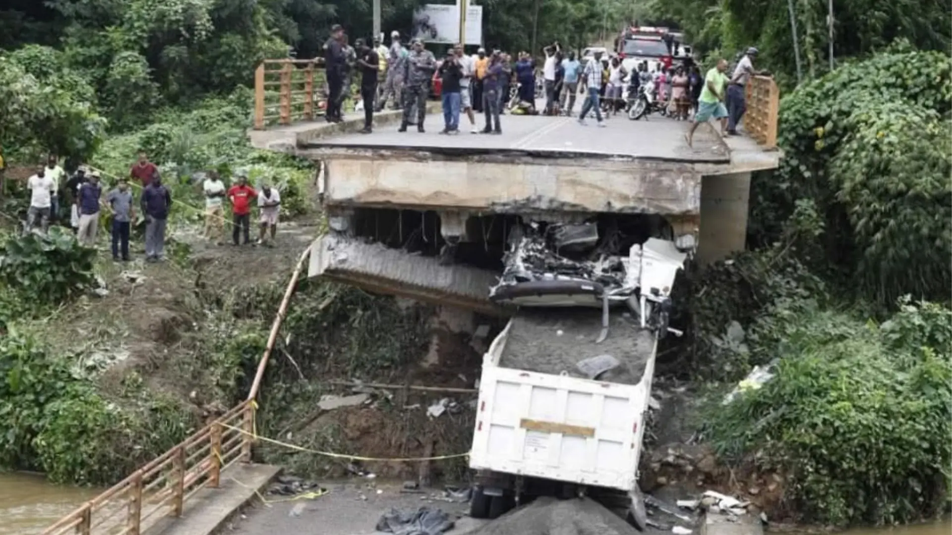 Residentes de Monte Plata exigen reconstrucción del puente colapsado sobre el río Ozama