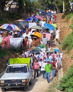 Comunitarios de La Guázara Barahona; marchan pacíficamente contra puntos de drogas