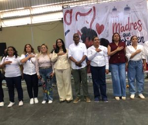 DASAC agasaja madres de Azua con cientos de regalos