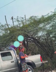 Ayuntamiento de Azua someterá ciudadano por lanzar basura en carretera a Playa Tortuguero